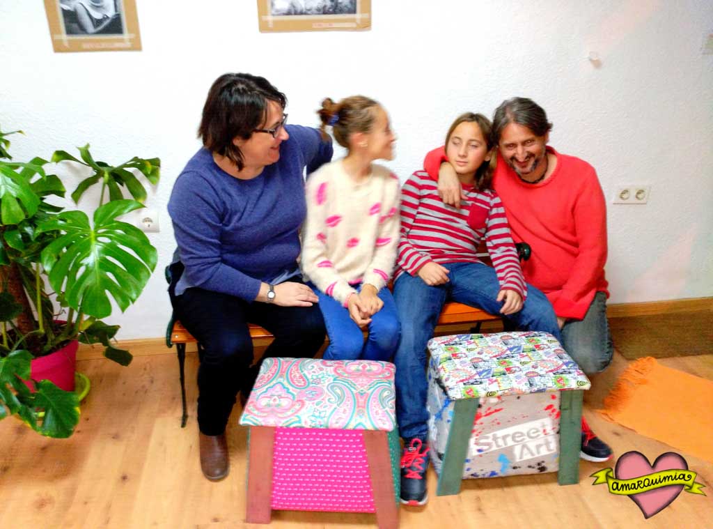 familia jugando taller diy banquito tapicería Alicante