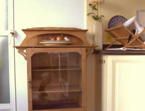 Muebles restaurados con maderas lavadas: pequeña alacena art nouveau, una estantería de pino Canadá y una butaca de ratán