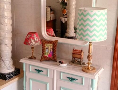 Entrada y espejo clásicos lacados para decoración vintage en casa de playa