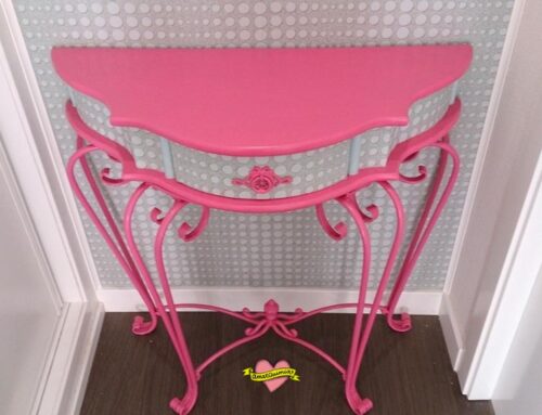 Dos transformaciones de muebles con mucho color: consola de forja y madera y una chaise longue antigua