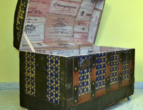 Restauración parcial cofre de chapa de hierro y forrado interior.