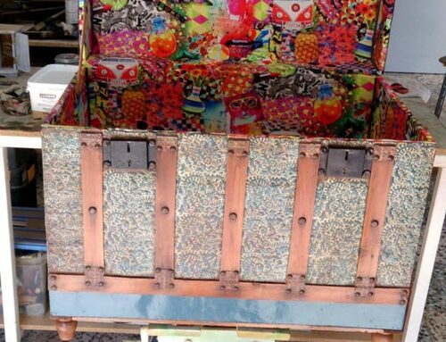 Restauración y tapizado interior de cofre de hierro con muchos colores