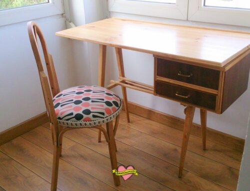 Construcción de escritorio de madera artesano con mueble años 50