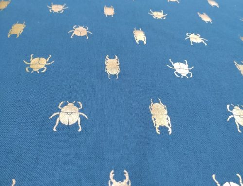 Loneta linenlook escarabajos dorados con fondo azul 18€/medio metro